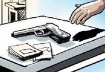 साठ हजार से ज्यादा हथियार अभी भी घरों में लाइसेंसी हथियार