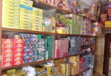 बिना लाइसेंस पटाखे बेचने वालों पर कार्रवाई बिना लाइसेंस