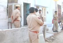 पत्नी को कुल्हाड़ी से मारकर हत्या, आरोपी फरार मौत