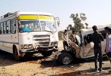 कैम्पर-बस की भिड़ंत में युवक की मौत ….देखें वीडियो