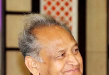 गहलोत ने कहा, मोदी कभी नहीं कर सकते नेहरु का मुकाबला …देखें वीडियो