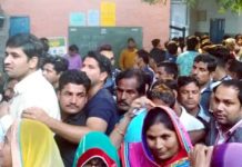 इस बूथ पर अभी भी सैकड़ों मतदाता खड़े हैं कतार में…. देखें वीडियो