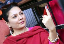 दबाया बटन और ली सेल्फी…. देखें लोकतंत्र के उत्सव की झलकियां