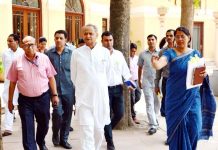 बीकानेर हाउस पहुंचे सीएम गहलोत, अधिकारियों को लगाई फटकार