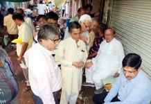 डॉ. कल्ला व कलक्टर गौतम पहुंचे शहर, चखा चायपट्टी की कचौड़ी का स्वाद …. देखें फोटो