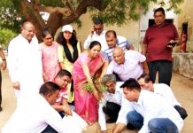 नए बैग पाकर खिले चेहरे, पौधरोपण कर दिया पर्यावरण का संदेश