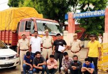 सेव की आड़ में ले जा रहे थे शराब… पुलिस ने पकड़ा