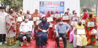 Mayor honors senior women scavengers on Valmiki Jayanti
