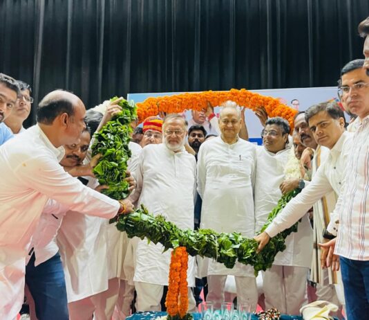 खुद को प्रासंगिक बनाए रखने के लिए इतने सक्रिय हुए हैं अशोक गहलोत