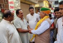 केंद्रीय क़ानून मंत्री अर्जुनराम मेघवाल पहुंचे बाजार, दुकानदारों को जीएसटी 2.0 के बताए फायदे