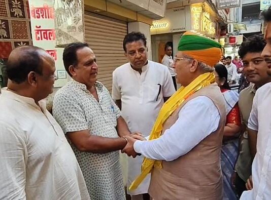 केंद्रीय क़ानून मंत्री अर्जुनराम मेघवाल पहुंचे बाजार, दुकानदारों को जीएसटी 2.0 के बताए फायदे
