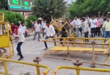 कलक्टर कार्यालय के आगे बिगड़े हालात : कांग्रेस कार्यकर्ताओं का विरोध हुआ उग्र तो पुलिस ने भांजी लाठियां