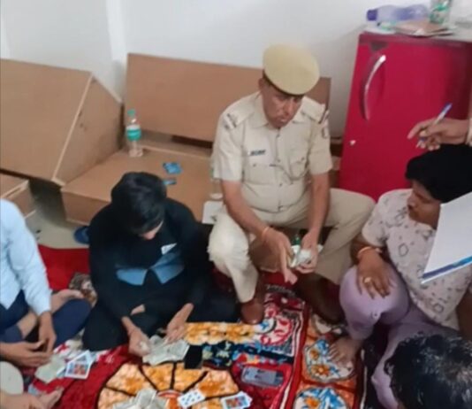 मंगलम सिटी के फ्लैट में जुआ खेलते 6 गिरफ्तार, एक एनडीपीएस me