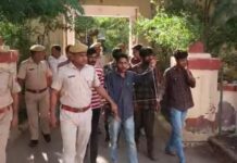 लूट के आरोपियों की सरेबाजार परेड, अपराधियों में पुलिस का भय उत्पन्न करने की कवायद