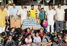 जरूरतमंद बच्चों को मिठाइयां व पटाखों का किया वितरण