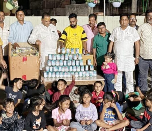जरूरतमंद बच्चों को मिठाइयां व पटाखों का किया वितरण